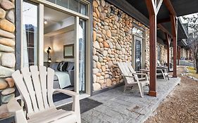 Mystic Chalet- Views, Pool, Hot Tub, Pets - Managed By Little Sister Getaways